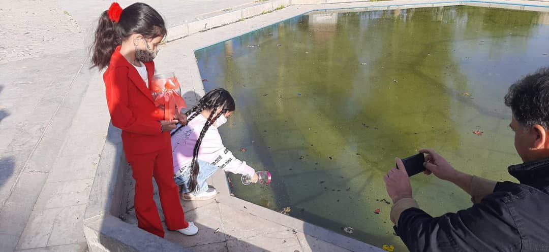 طرح رهاسازی ماهی قرمز سفره هفت سین در استخر پارک های شهری نیشابور