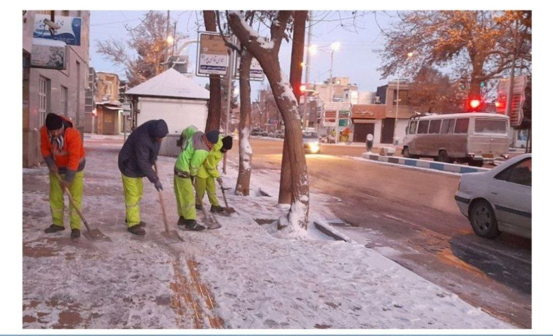 آماده باش شهرداری نیشابور از نخستین دقایق بارش برف و در پی یخبندان احتمالی