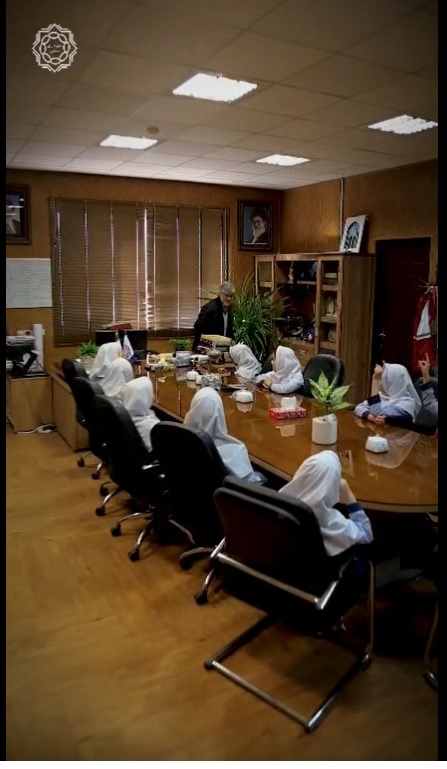 روایتی از شهرداران کوچک نیشابور در جریان برنامه آشنایی دانش اموزان دبستان فراز با شغل شهردار