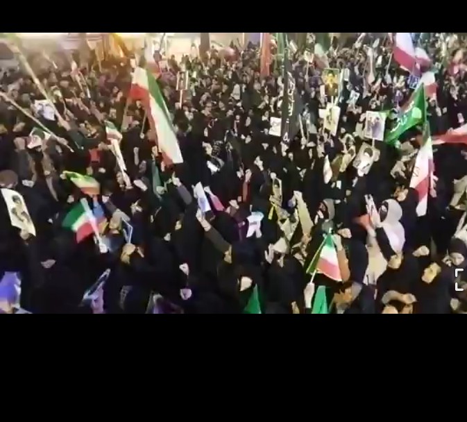 🎥 اجتماع باشکوه مردم نیشابور برای بیعت با سومین رهبر معظم انقلاب اسلامی ایران  حضرت آیت الله سیدمجتبی خامنه ای در خیابان امام خمینی (ره) 🇮🇷  ✍برف و سرما هم حریف مردم نیشابور