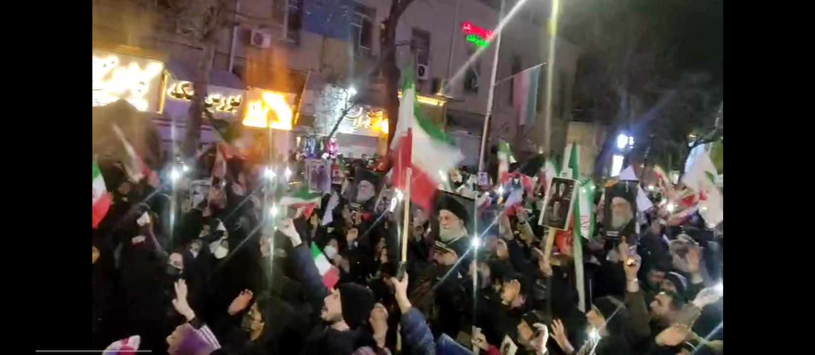 #یازدهمین‌شب‌متوالی  🎥اجتماع مردم انقلابی نیشابور در مبارزه با اسرائیل و آمریکای جنایتکار در حسینیه خیابان امام خمینی (ره)