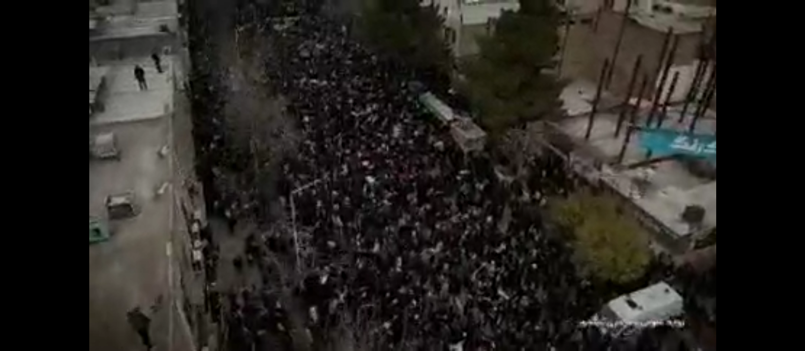 فاتحان میدان، حافظان خیابان  خیابان‌های ایران امروز یکی از شلوغ‌ترین تجمعات خود را از آغاز انقلاب تجربه کرد.   در نیشابور از ابتدای شریعتی تا مسجد جامع، خیابان مملو از جمعیت بود؛ چیزی حدود ۱۳۰ هزار نفر.   مردم آمده بودند تا با حضور پرشکوه خود، پیام‌های متفاوتی را به مخاطبانشان برسانند.    🔹   .