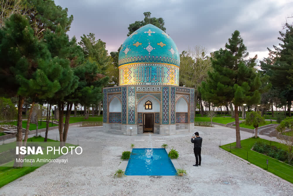 🔺 گزارش تصویری از آرامگاه عطار نیشابوری  🚩 خبرگزاری ایسنا، نیشابور، فریدالدین محمد بن ابراهیم عطار نیشابوری مشهور به شیخ عطار نیشابوری، یکی از عارفان و شاعران بزرگ و نام‌آور ادبیات فارسی در اواخر قرن ششم و اوایل قرن هفتم هجری قمری است.   از برجسته‌ترین آثار او می‌توان به دو کتاب «منطق‌الطیر» و «الهی‌نامه» اشاره کرد.  عطار نیشابوری در سال ۶۱۸ هجری قمری به هنگام حمله‌ی مغول از دنیا رفت. روز ۲۵ فروردین ماه در تقویم رسمی کشور به نام عطار نیشابوری نامگذاری شده است.  📷 عکاس: مرتضی امین الرعایا