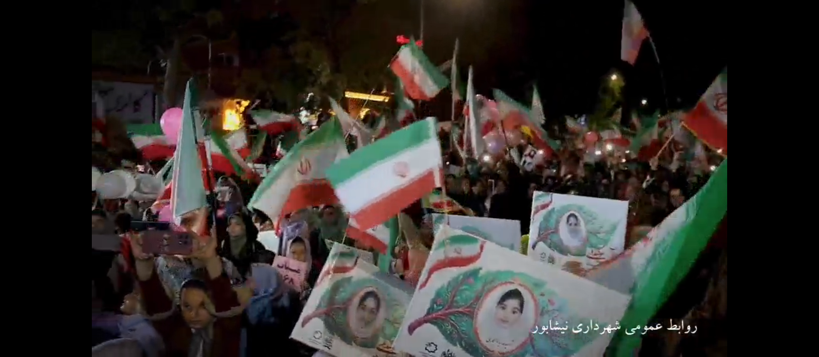 💠 حرکت نمادین دختران نیشابوری در یادبود دختران شهید مدرسه شجره طیبه  به مناسبت روز دختر، آیین گرامیداشت یاد و خاطره دختران شهید مدرسه «شجره طیبه» میناب به همت سازمان فرهنگی، ورزشی و اجتماعی شهرداری نیشابور و با حضور گسترده دختران و بانوان نیشابوری برگزار شد.  این مراسم از مسجد باقرالعلوم (ع) آغاز شد و دختران نیشابوری با در دست داشتن قاب تصاویر دانش‌آموزان شهید و پرچم پر افتخار ایران اسلامی ▫️