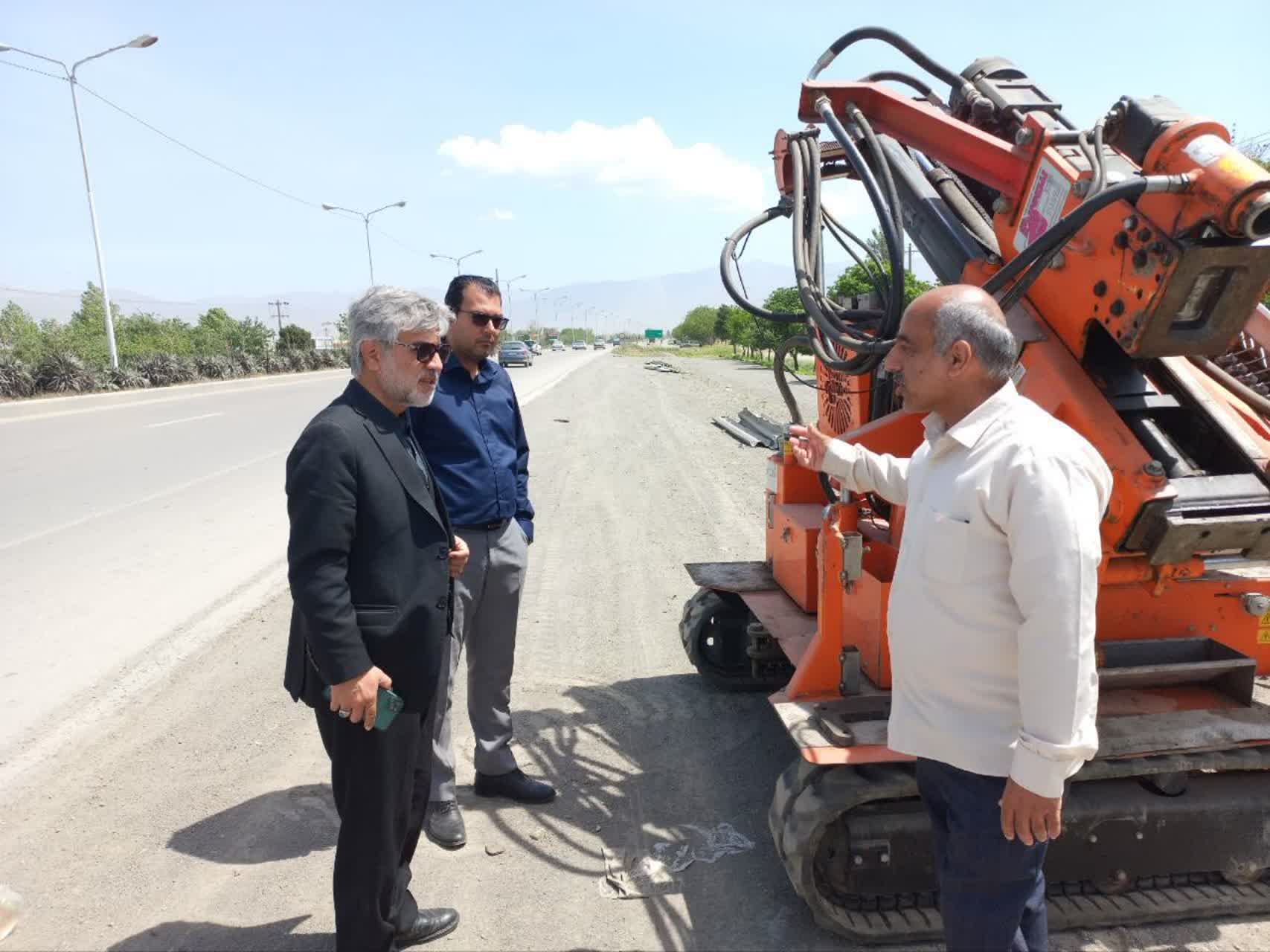 💠ادامه روند ایمن‌سازی و نصب گاردریل در ورودی شهر نیشابور از سمت پل دولت‌آباد  در راستای ارتقای ایمنی ترافیکی و سامان‌دهی ورودی‌های شهری، عملیات نصب گاردریل و تکمیل اقدامات ایمن‌سازی در ورودی نیشابور از سمت پل دولت‌آباد در حال انجام است.