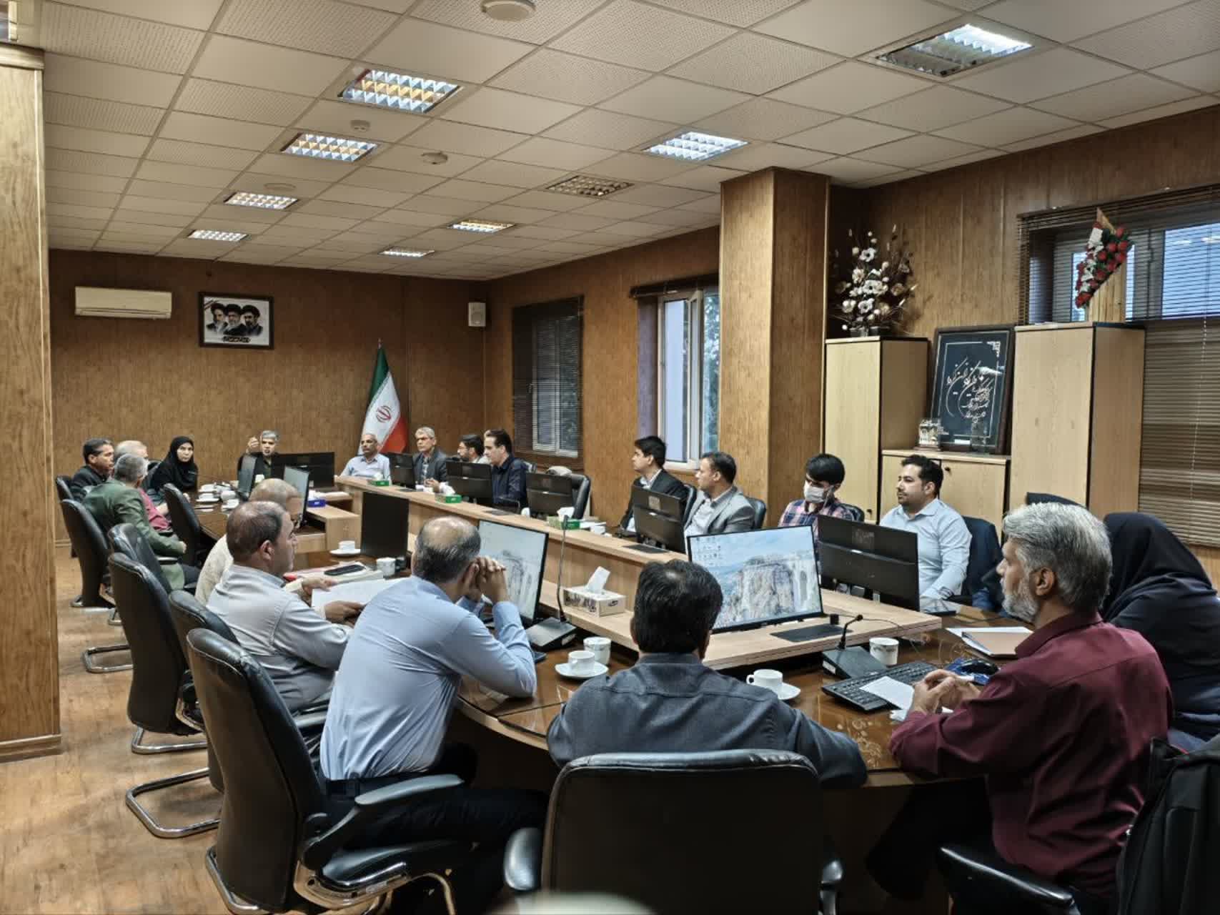 جلسه کمیته درآمدی شهرداری نیشابور طبق روال هر هفته برگزار شد  جلسه کمیته درآمدی شهرداری نیشابور عصر امروز با حضور مهندس میرفانی شهردار نیشابور، معاونین شهرداری و اعضای کمیته درآمدی در محل سالن شهدای غواص شهرداری برگزار شد.  در این نشست، وضعیت درآمدی شهرداری، روند صدور پروانه‌های ساختمانی و راهکارهای تقویت منابع درآمدی پایدار مورد بررسی و تبادل نظر قرار گرفت. اعضای کمیته ضمن ارائه گزارش‌هایی از وضعیت درآمدی ماه‌های اخیر،
