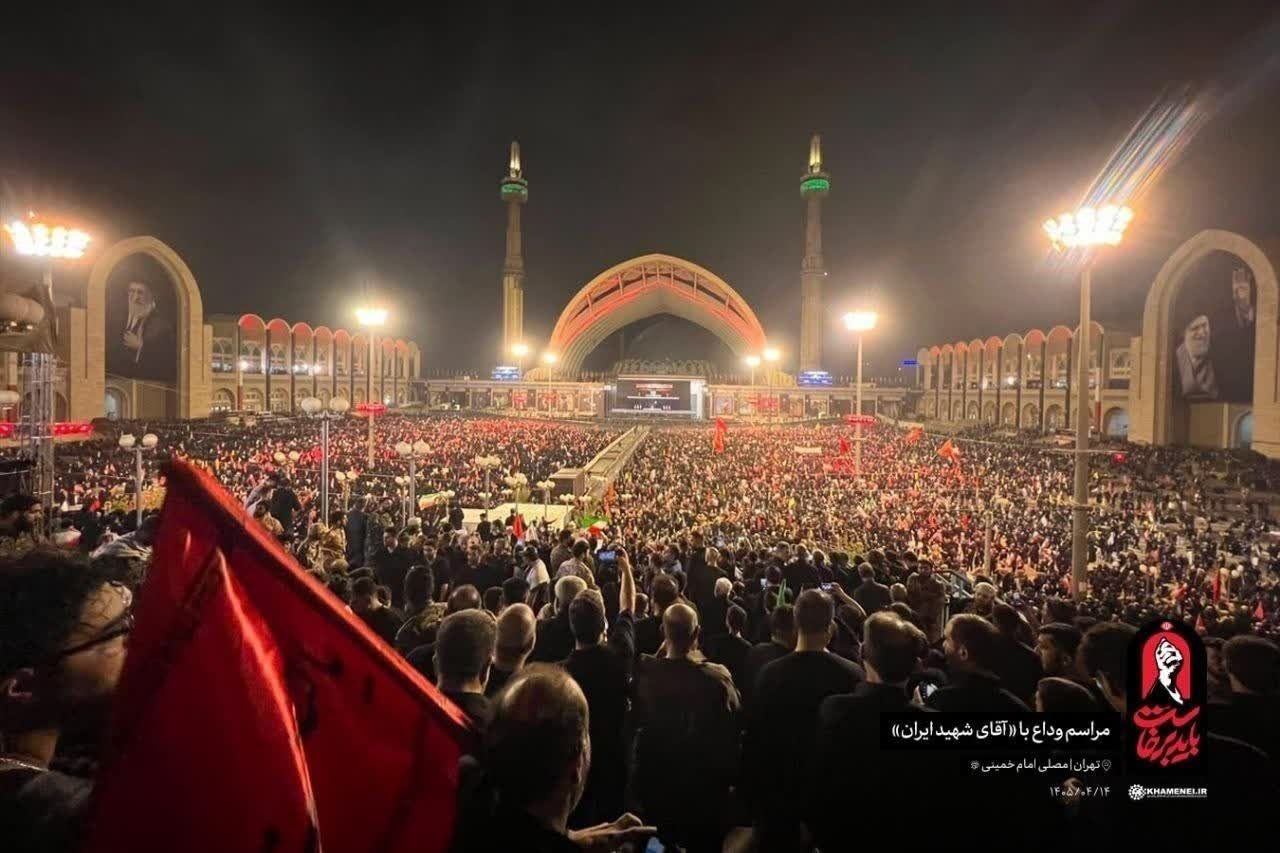 قابی ماندگار از وداع باشکوه مردم با رهبر شهید انقلاب در مصلی امام خمینی(ره) تهران  🗓 ۱۴ تیر ۱۴۰۵ ساعت ۳:۳۰ صبح