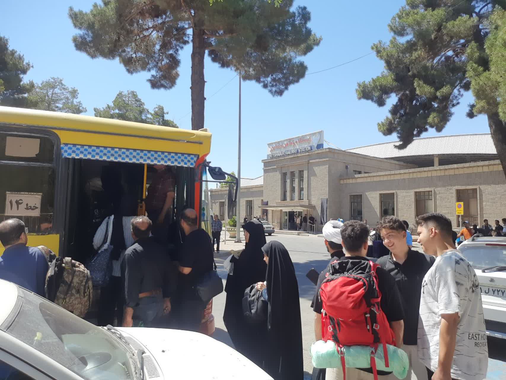 ساماندهی و انتقال مسافران و زائران مسیر مشهد در پی انسداد محور