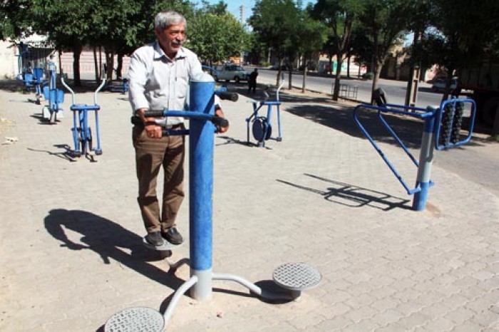 خرید و نصب وسایل ورزشی در پارک های سطح شهر
